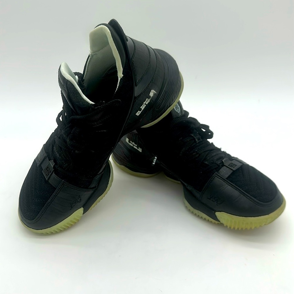 NIKE LEBRON 16 QS Glow Black Basketball Shoes Men’s Size 8.5 RARE CD2451-001